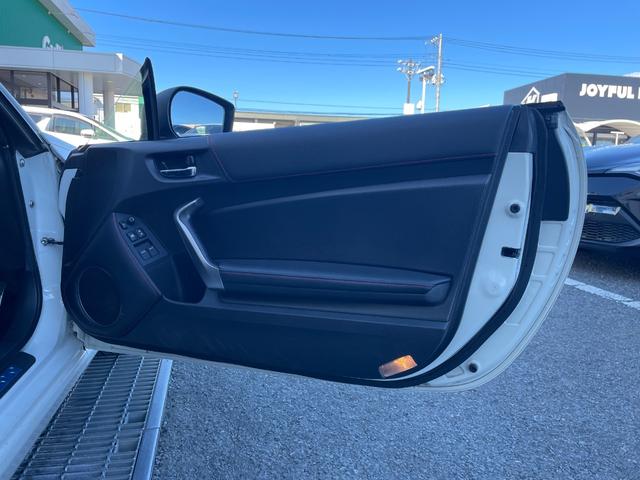 ８６ ＧＴリミテッド　純正ナビ　バックカメラ　Ｂｌｕｅｔｏｏｔｈ　フルセグＴＶ　純正アルミホイール　シートヒーター　フロアマット　ハーフレザーシート　ＡＢＳ　横滑り防止装置　レーンアシスト　盗難防止装置　オートライト（43枚目）