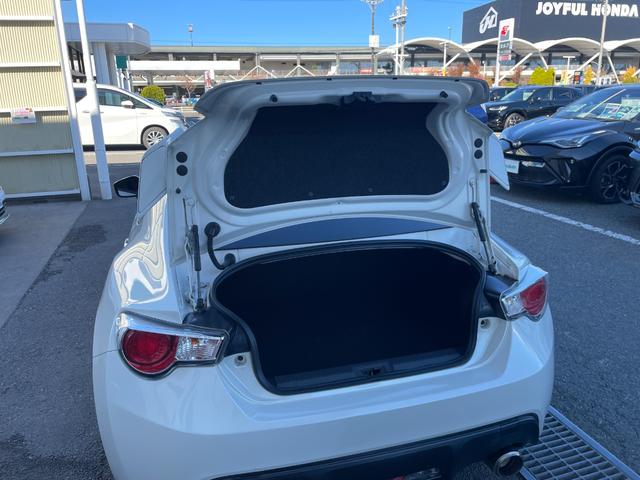 ８６ ＧＴリミテッド　純正ナビ　バックカメラ　Ｂｌｕｅｔｏｏｔｈ　フルセグＴＶ　純正アルミホイール　シートヒーター　フロアマット　ハーフレザーシート　ＡＢＳ　横滑り防止装置　レーンアシスト　盗難防止装置　オートライト（54枚目）