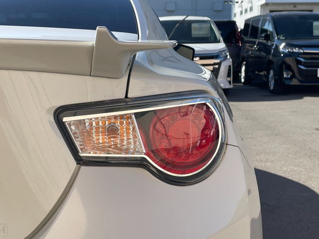 ８６ ＧＴリミテッド　純正ナビ　バックカメラ　Ｂｌｕｅｔｏｏｔｈ　フルセグＴＶ　純正アルミホイール　シートヒーター　フロアマット　ハーフレザーシート　ＡＢＳ　横滑り防止装置　レーンアシスト　盗難防止装置　オートライト（70枚目）