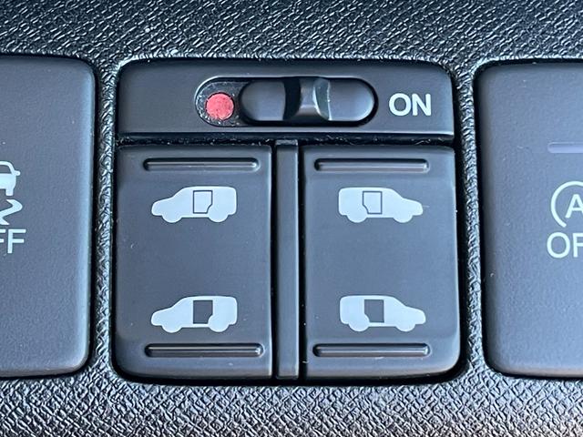 ステップワゴンスパーダ Z クールスピリット 純正ナビ バックカメラ フルセグTV ETC 前方ドライブレコーダー 横滑り防止装置 純正フロアマット純正サイドバイザー 両側電動スライドドア オートライト パドルシフト スマートキー(7枚目)