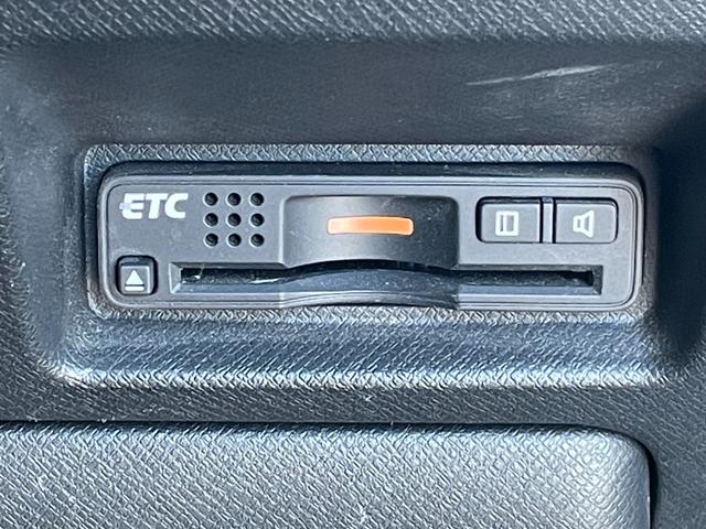 ステップワゴンスパーダ Z クールスピリット 純正ナビ バックカメラ フルセグTV ETC 前方ドライブレコーダー 横滑り防止装置 純正フロアマット純正サイドバイザー 両側電動スライドドア オートライト パドルシフト スマートキー(8枚目)