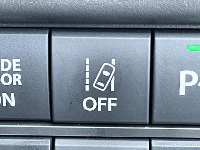 ◆【車線逸脱警報機能】路側へはみ出しそうな時、カメラが道路の端を認識して、ブザーとメーター内表示でお知らせします！機能には限界があるためご注意ください。