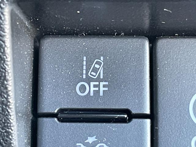 ◆【車線逸脱警報機能】路側へはみ出しそうな時、カメラが道路の端を認識して、ブザーとメーター内表示でお知らせします！機能には限界があるためご注意ください。