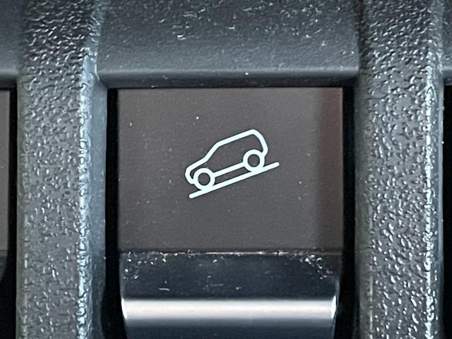 ◆【ヒルディセントコントロール（ＨＤＣ）】４ＷＤのクルマが、オフロード・積雪路などでの急な下り坂を降下するときに活躍します！システムが安全な速度での走行を維持できるようにブレーキ制御します。