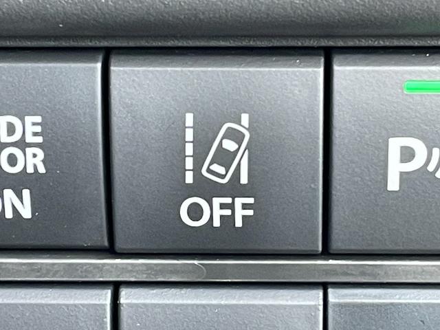 ◆【車線逸脱警報機能】路側へはみ出しそうな時、カメラが道路の端を認識して、ブザーとメーター内表示でお知らせします！機能には限界があるためご注意ください。