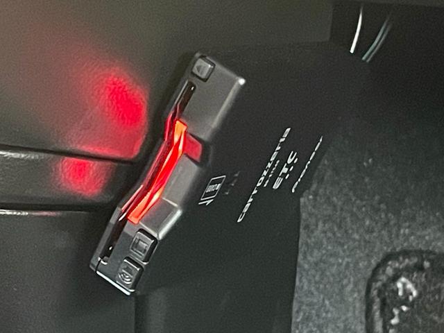 ◆【ＥＴＣ】有料道路を利用する際に料金所で停止することなく通過できる、ＥＴＣ車載器（ノンストップ自動料金収受システム機器）が装備されています。セットアップを行うことで利用可能になります。