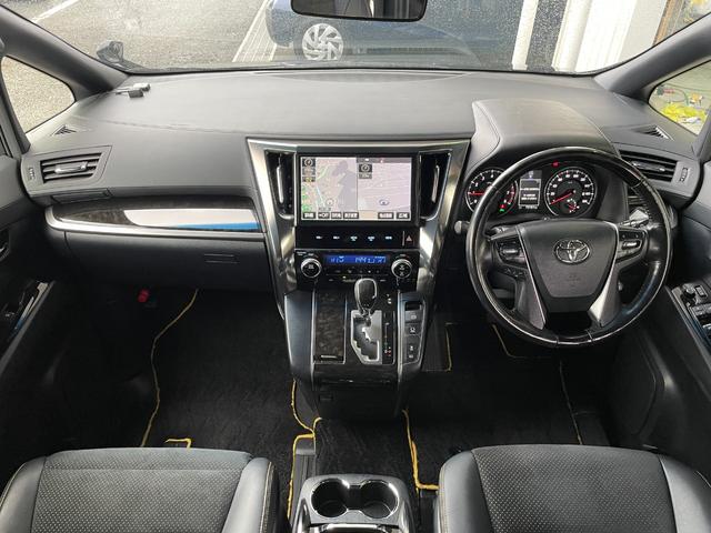 ヴェルファイア ２．５Ｚ　Ａエディション　ゴールデンアイズ　純正ナビ　両側電動スライドドア　フリップダウンモニター　クルーズコントロールシステム　ＥＴＣ２．０　バックカメラ　ハーフレザー　オットマン　純正アルミホイール　純正フロアマット　純正ＬＥＤ（3枚目）