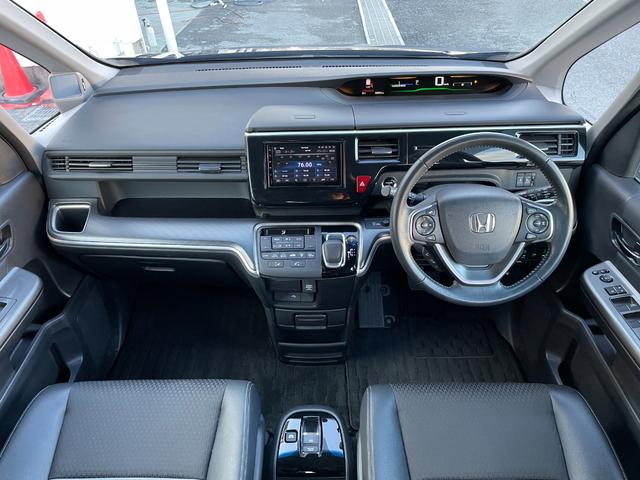 ステップワゴンスパーダ ｅ：ＨＥＶスパーダ　Ｇ・ＥＸ　ホンダセンシング　ディスプレイオーディオ　Ｂｌｕｅｔｏｏｔｈ　両側電動スライドドア　追従型クルーズコントロールシステム　ＥＴＣ　前後ドライブレコーダー　３列シート　わくわくゲート　衝突被害軽減システム（3枚目）