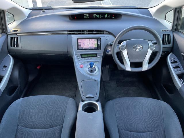 プリウス Ｓツーリングセレクション　ＡＬＰＩＮＥナビ　バックカメラ　Ｂｌｕｅｔｏｏｔｈ　ＤＶＤ／ＣＤ　フルセグＴＶ　ＥＴＣ　オートライト　純正フロアマット　純正サイドバイザー　純正１７インチアルミホイール　フォグライト（3枚目）