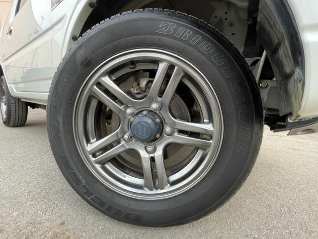 ジムニー ランドベンチャー　４ＷＤ　５Ｆ　純正ナビ　フルセグＴＶ　シートヒーター　ミラー型前後ドラレコ　合皮シート　純正フロアマット　ドアバイザー　純正１６インチＡＷ　Ｂｌｕｅｔｏｏｔｈ　禁煙（17枚目）