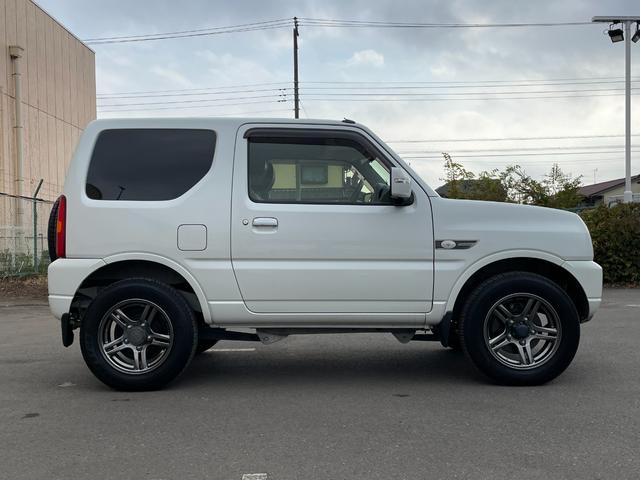 ジムニー ランドベンチャー　４ＷＤ　５Ｆ　純正ナビ　フルセグＴＶ　シートヒーター　ミラー型前後ドラレコ　合皮シート　純正フロアマット　ドアバイザー　純正１６インチＡＷ　Ｂｌｕｅｔｏｏｔｈ　禁煙（19枚目）