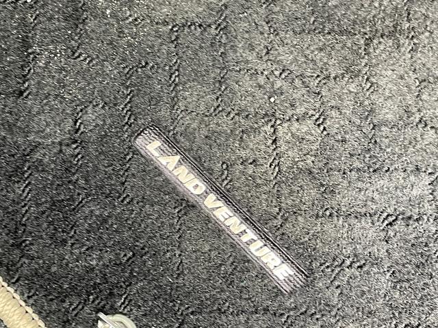 ジムニー ランドベンチャー　４ＷＤ　５Ｆ　純正ナビ　フルセグＴＶ　シートヒーター　ミラー型前後ドラレコ　合皮シート　純正フロアマット　ドアバイザー　純正１６インチＡＷ　Ｂｌｕｅｔｏｏｔｈ　禁煙（44枚目）