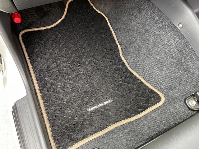 ジムニー ランドベンチャー　４ＷＤ　５Ｆ　純正ナビ　フルセグＴＶ　シートヒーター　ミラー型前後ドラレコ　合皮シート　純正フロアマット　ドアバイザー　純正１６インチＡＷ　Ｂｌｕｅｔｏｏｔｈ　禁煙（52枚目）