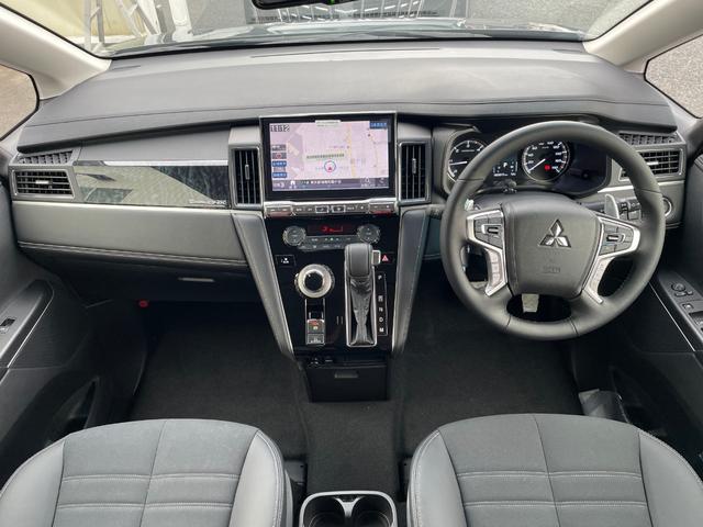 デリカＤ：５ シャモニー　４ＷＤ　１１型ナビゲーション　フルセグＴＶ　ＢＴ　ＨＤＭＩ　レーダークルーズコントロール　全周囲カメラ　前席シートヒーター　運転席パワーシート　ハーフレザーシート　両側電動ドア　パワーバックドア（3枚目）