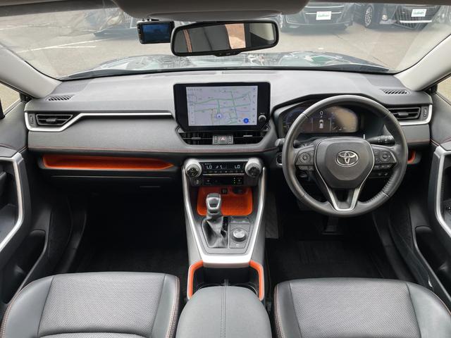 ＲＡＶ４ ハイブリッドアドベンチャー　４ＷＤ　純正ディスプレイオーディオ　フルセグＴＶ　アラウンドビューカメラ　前後ドライブレコーダー　ステアリングヒーター　Ｄ席パワーシート　運転席／助手席シートヒーター　トヨタセーフティセンス　ＥＴＣ（3枚目）