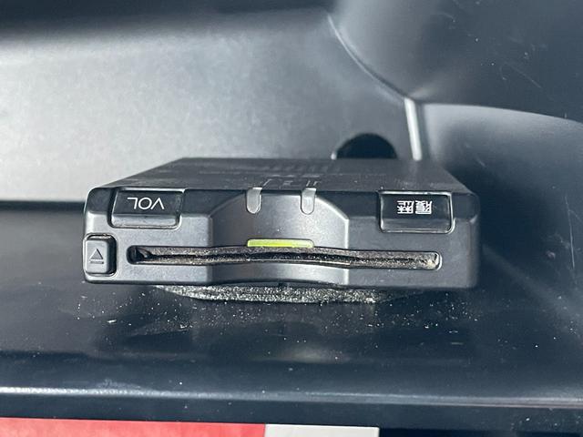 ◆【ＥＴＣ】有料道路を利用する際に料金所で停止することなく通過できる、ＥＴＣ車載器（ノンストップ自動料金収受システム機器）が装備されています。セットアップを行うことで利用可能になります。