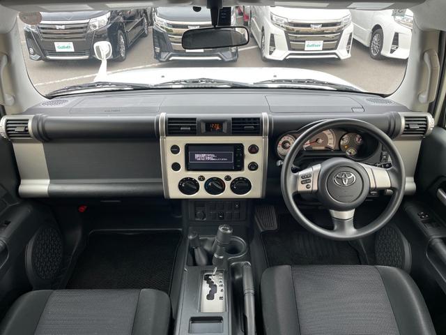 ＦＪクルーザー ベースグレード　４ＷＤ　純正ナビ　ＴＶ　ＣＤ／ＤＶＤ　Ｂｌｕｅｔｏｏｔｈ　バックモニター　クリアランスソナー　ＥＴＣ　ドライブレコーダー　横滑り防止措置　フォグランプ　ステアリングスイッチ　エアコン　電動格納ミラー（3枚目）