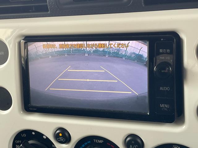 ＦＪクルーザー ベースグレード　４ＷＤ　純正ナビ　ＴＶ　ＣＤ／ＤＶＤ　Ｂｌｕｅｔｏｏｔｈ　バックモニター　クリアランスソナー　ＥＴＣ　ドライブレコーダー　横滑り防止措置　フォグランプ　ステアリングスイッチ　エアコン　電動格納ミラー（4枚目）