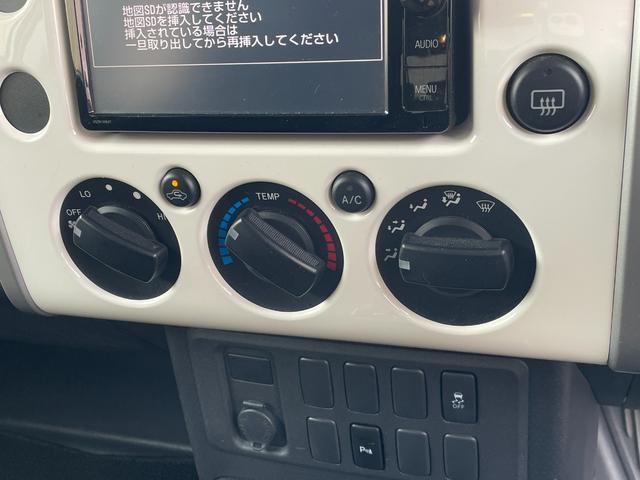 ＦＪクルーザー ベースグレード　４ＷＤ　純正ナビ　ＴＶ　ＣＤ／ＤＶＤ　Ｂｌｕｅｔｏｏｔｈ　バックモニター　クリアランスソナー　ＥＴＣ　ドライブレコーダー　横滑り防止措置　フォグランプ　ステアリングスイッチ　エアコン　電動格納ミラー（12枚目）