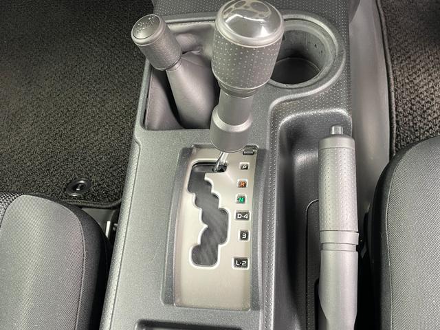 ＦＪクルーザー ベースグレード　４ＷＤ　純正ナビ　ＴＶ　ＣＤ／ＤＶＤ　Ｂｌｕｅｔｏｏｔｈ　バックモニター　クリアランスソナー　ＥＴＣ　ドライブレコーダー　横滑り防止措置　フォグランプ　ステアリングスイッチ　エアコン　電動格納ミラー（13枚目）