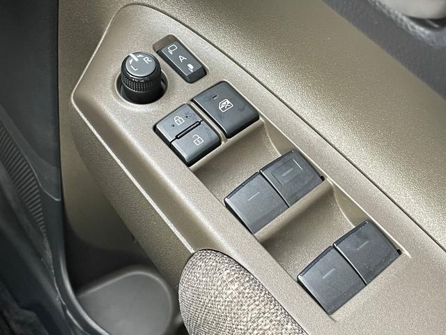 シエンタ 　セーフティセンス　コンフォートパッケージ　純正８インチディスプレイオーディオ　バックモニター　温ハンドル　両側電動ドア　前席シートヒーター　ブラインドスポットモニター　ＥＴＣ　サイドバイザー（31枚目）