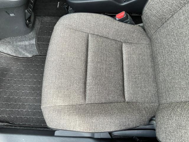 シエンタ 　セーフティセンス　コンフォートパッケージ　純正８インチディスプレイオーディオ　バックモニター　温ハンドル　両側電動ドア　前席シートヒーター　ブラインドスポットモニター　ＥＴＣ　サイドバイザー（50枚目）