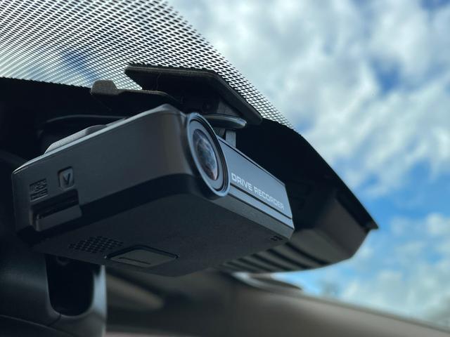 ノート ｅ－パワー　Ｘ　アラウンドビューモニター　デジタルルームミラー　オーディオ　ＦＭ／ＡＭ　エマージェンシーブレーキ　車線逸脱警報　ＥＴＣ　車両検知警報　ドライブレコーダー　オートエアコン　オートライト　スマートキー（10枚目）