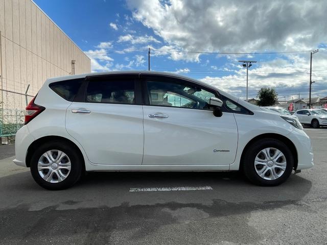 ノート ｅ－パワー　Ｘ　アラウンドビューモニター　デジタルルームミラー　オーディオ　ＦＭ／ＡＭ　エマージェンシーブレーキ　車線逸脱警報　ＥＴＣ　車両検知警報　ドライブレコーダー　オートエアコン　オートライト　スマートキー（19枚目）