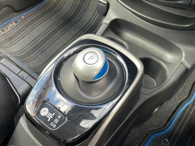 ノート ｅ－パワー　Ｘ　アラウンドビューモニター　デジタルルームミラー　オーディオ　ＦＭ／ＡＭ　エマージェンシーブレーキ　車線逸脱警報　ＥＴＣ　車両検知警報　ドライブレコーダー　オートエアコン　オートライト　スマートキー（30枚目）
