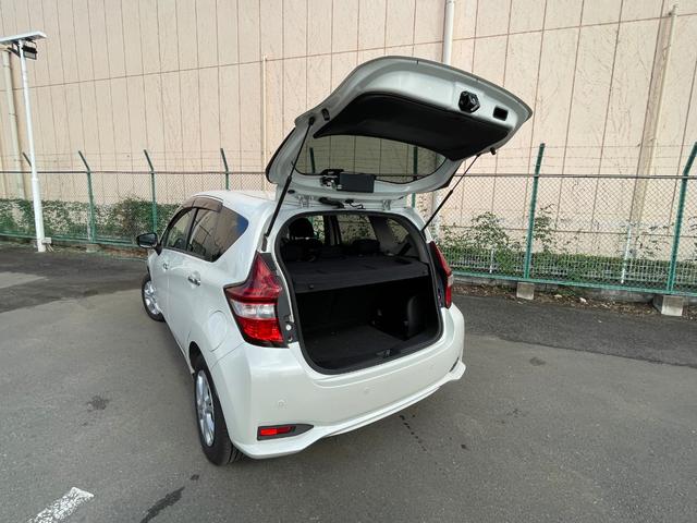 ノート ｅ－パワー　Ｘ　アラウンドビューモニター　デジタルルームミラー　オーディオ　ＦＭ／ＡＭ　エマージェンシーブレーキ　車線逸脱警報　ＥＴＣ　車両検知警報　ドライブレコーダー　オートエアコン　オートライト　スマートキー（51枚目）