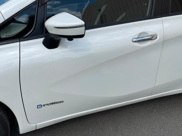 ノート ｅ－パワー　Ｘ　アラウンドビューモニター　デジタルルームミラー　オーディオ　ＦＭ／ＡＭ　エマージェンシーブレーキ　車線逸脱警報　ＥＴＣ　車両検知警報　ドライブレコーダー　オートエアコン　オートライト　スマートキー（63枚目）