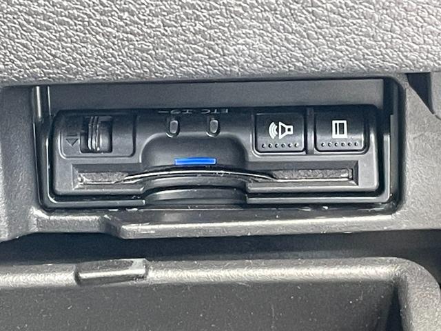 セレナ ｅ－パワー　ハイウェイスターＶ　純正９インチナビ　ＴＶ　アラウンドビュー　インテリジェントルームミラー　前席シートヒーター　ＥＴＣ　ドライブレコーダー　ステアリングヒーター　衝突被害軽減ブレーキ　プロパイロット　コーナーセンサー（12枚目）