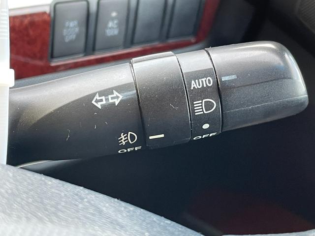 エスティマハイブリッド アエラス レザーパッケージ 純正ナヒ 電動格納シート 電動シート シートヒーター 電動リアゲート 両側電動スライドドア ETC 全周囲カメラ 三列シート クルーズコントロールシステム 純正フロアマット 純正サイドバイザー(30枚目)