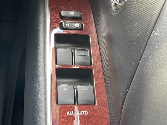 エスティマハイブリッド アエラス レザーパッケージ 純正ナヒ 電動格納シート 電動シート シートヒーター 電動リアゲート 両側電動スライドドア ETC 全周囲カメラ 三列シート クルーズコントロールシステム 純正フロアマット 純正サイドバイザー(31枚目)