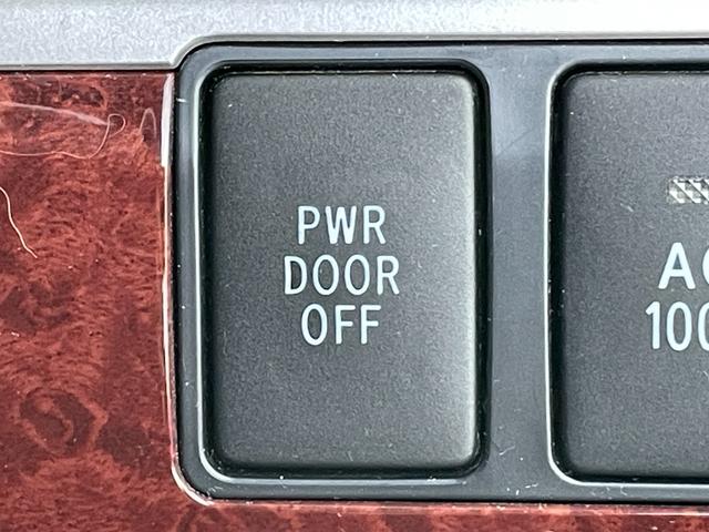 エスティマハイブリッド アエラス レザーパッケージ 純正ナヒ 電動格納シート 電動シート シートヒーター 電動リアゲート 両側電動スライドドア ETC 全周囲カメラ 三列シート クルーズコントロールシステム 純正フロアマット 純正サイドバイザー(34枚目)