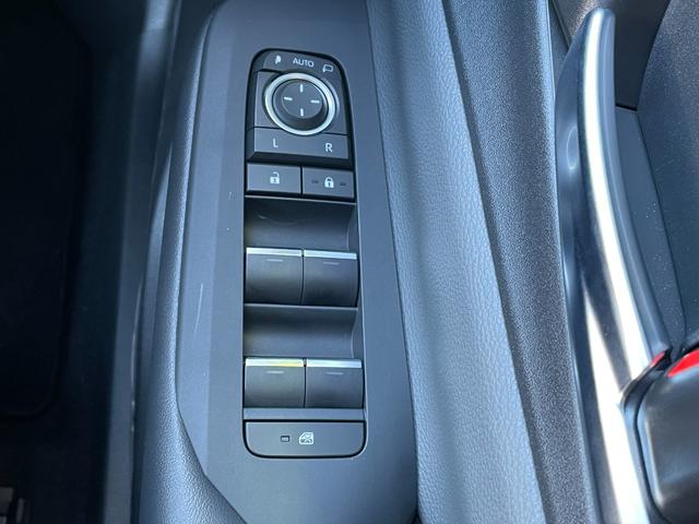 プリウス Ｚ　純正ナビ　フルセグ　Ｂｌｕｅｔｏｏｔｈ　全周囲カメラ　ＵＳＢ　デジタルインナーカメラ　電動リアゲート　シートヒーター　シートベンチレーション　追従型クルコン　シートメモリー　ステアリングヒーター（32枚目）