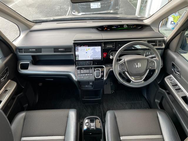 ステップワゴンスパーダ ｅ：ＨＥＶスパーダ　Ｇ・ＥＸ　ホンダセンシング　純正１０型ナビ　純正後席１１型モニター　マルチビューカメラ　ＥＴＣ２．０　両側電動スライドドア　フルセグＴＶ　Ｂｌｕｅｔｏｏｔｈ　前後ドライブレコーダー　ホンダセンシング　純正フロアマット（3枚目）