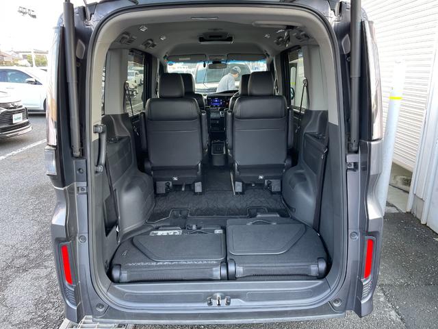 ステップワゴンスパーダ ｅ：ＨＥＶスパーダ　Ｇ・ＥＸ　ホンダセンシング　純正１０型ナビ　純正後席１１型モニター　マルチビューカメラ　ＥＴＣ２．０　両側電動スライドドア　フルセグＴＶ　Ｂｌｕｅｔｏｏｔｈ　前後ドライブレコーダー　ホンダセンシング　純正フロアマット（17枚目）