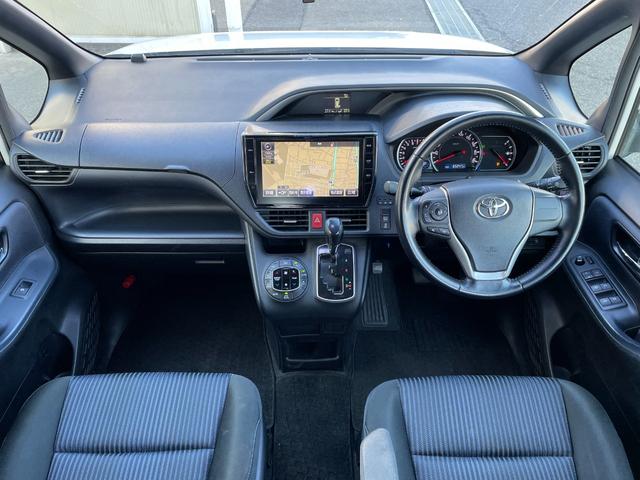 ヴォクシー ＺＳ　煌　純正フリップダウンモニター　純正１０インチナビ　ＢＴ　ＣＤ　ＤＶＤ　ＡＭ　ＦＭ　フルセグＴＶ　バックカメラ　両側パワースライドドア　衝突軽減装置　レーンキープアシスト　横滑り防止装置　前方ドラレコ（3枚目）