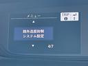 ◆【路外逸脱抑制機能】はみ出しそうなとき、ディスプレー表示とステアリング振動の警告で注意を促すとともに、車線内へ戻るようにステアリング操作を支援します。機能には限界があるためご注意ください。