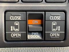 ◆両側電動スライドドア【ワンタッチで簡単に開閉できるスイッチを採用。スマートキーを携帯しているだけでワンタッチでドアの開け閉めが可能です。荷物を抱えている時など便利です。】 5