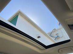 ◆サンルーフ【車の中は個室のようなプライベート空間が広がりますが、その中に外の景色と空気を感じられる窓がついているだけで気分が明るくなります。】 3