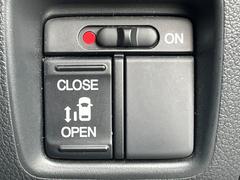 ◆片側電動スライドドア【ワンタッチで簡単に開閉できるスイッチを採用。スマートキーを携帯しているだけでワンタッチでドアの開け閉めが可能です。荷物を抱えている時など便利です。】 6