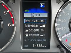 ◆【レーンディパーチャーアラート（ＬＤＡ）】クルマが車線または走路から逸脱する可能性がある場合に、ブザーまたはハンドルの振動により注意をうながします。機能には限界があるためご注意ください。 6