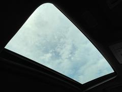 ◆サンルーフ【車の中は個室のようなプライベート空間が広がりますが、その中に外の景色と空気を感じられる窓がついているだけで気分が明るくなります。】 4
