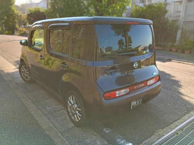 キューブ 15X Mセレクション 社外アルミ(スタッドレス履き)社外ナビ ドアバイザー 記録簿 スマートキー ETC 肘掛け バックカメラ ワンセグtv 無煙草臭 無事故(10枚目)