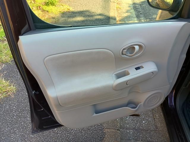 キューブ 15X Mセレクション 社外アルミ(スタッドレス履き)社外ナビ ドアバイザー 記録簿 スマートキー ETC 肘掛け バックカメラ ワンセグtv 無煙草臭 無事故(14枚目)