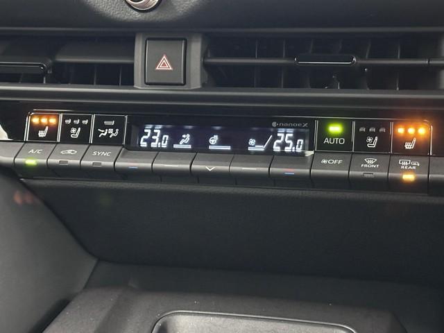 クラウンクロスオーバー Ｇレザーパッケージ　セーフティセンス　ＩＣＳ　ＢＳＭ　ディスプレイオーディオ　フルセグＴＶ　パノラミックビューモニター　ＥＴＣ２．０　クルーズコントロール　本革シート　シートエアコン　パワーシート　ＬＥＤヘッドライト（8枚目）