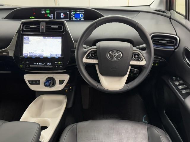 プリウス Ａプレミアム　ツーリングセレクション　セーフティセンス　ＩＣＳ　ＢＳＭ　９インチナビ　ＴＶ　バックカメラ　ＥＴＣ　ドライブレコーダー　クルーズコントロール　本革シート　パワーシート　シートヒーター　ＬＥＤライト　１７インチアルミホイール（4枚目）