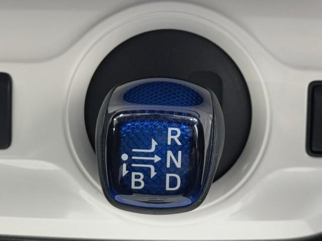 プリウス Ａプレミアム　ツーリングセレクション　セーフティセンス　ＩＣＳ　ＢＳＭ　９インチナビ　ＴＶ　バックカメラ　ＥＴＣ　ドライブレコーダー　クルーズコントロール　本革シート　パワーシート　シートヒーター　ＬＥＤライト　１７インチアルミホイール（13枚目）